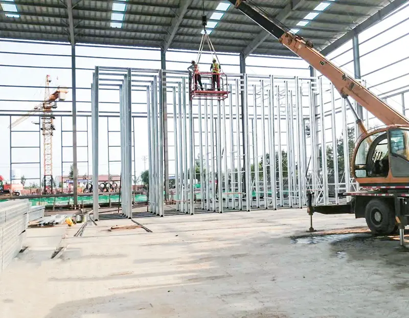 Oceľová konštrukčná miestnosť na údržbu tehlových strojov Oceľová konštrukčná miestnosť na údržbu tehlových strojov